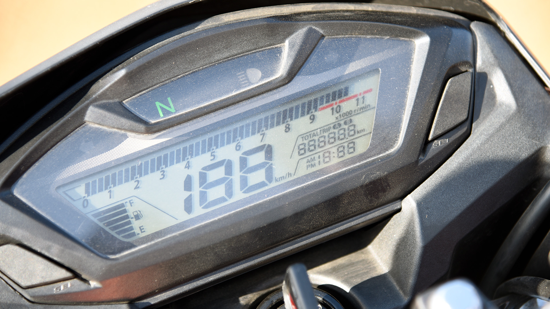 Honda CB Hornet 160R 2016 CBS Compare